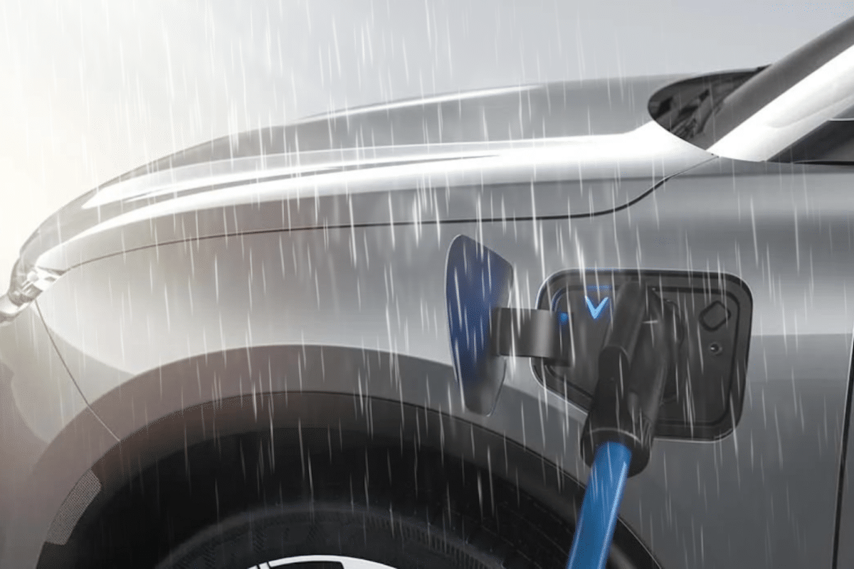 Is it dangerous to charge your electric car in the rain?
